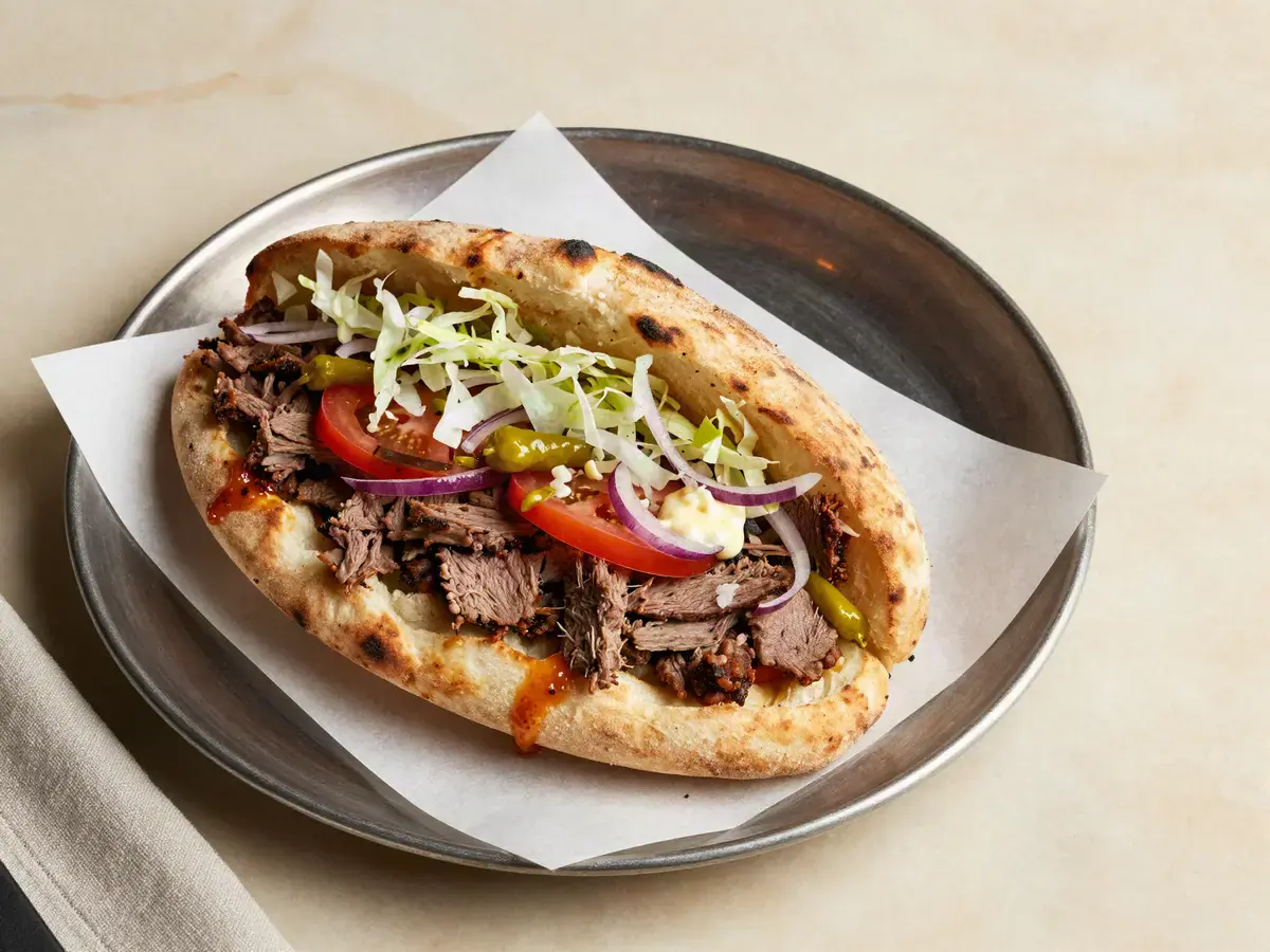 Kebab i pita med sallad och sås