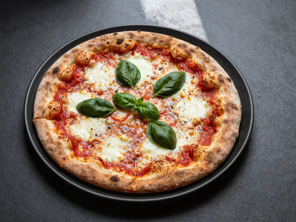 Pizza Margarita med tomat, mozzarella och basilika